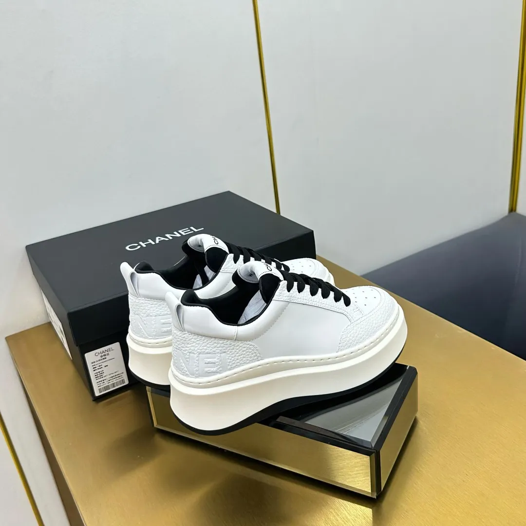 👟👟Ex-factory price 600👟👟 Upgraded version, upgraded version, upgraded version! No rebuttal accepted! ! ! ! Chanel Chanel panda shoes! 2025 counter's top casual sports shoes. This classic design; the upper is electro-embroidered with a variety of techniques; the outsole is fashionable and sporty; the unusual inclusion of a variety of color matching elements... The diversified mix and match is very good-looking and versatile, and can be used for leisure, fashion, sports, and outdoor... ꫛꫀꪝ Go➫ Materials: ❶Upper made of: original imported first-layer silk cowhide + original waterproof cloth + original first-layer cowhide ❷Inner lining: Original Yangli+Net ❸Outsole based on: Original TPU combination outsole Counter boutique packaging complete set for women 35–41 👉 👉